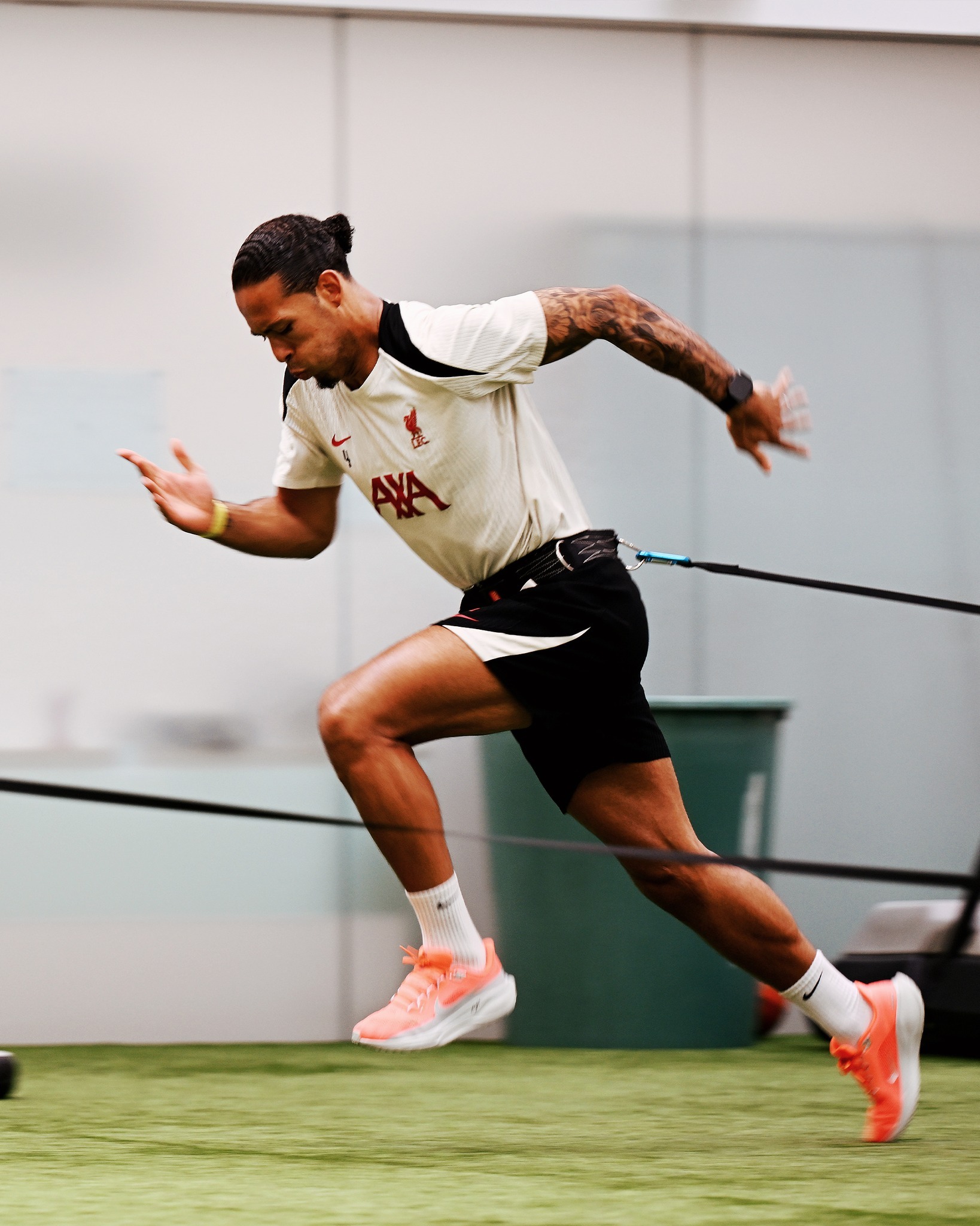 亚冠倒计时，阿森纳冲刺阶段远射贴柱，细节引发关注，媒体盛赞，年轻球员得到机会的简单介绍