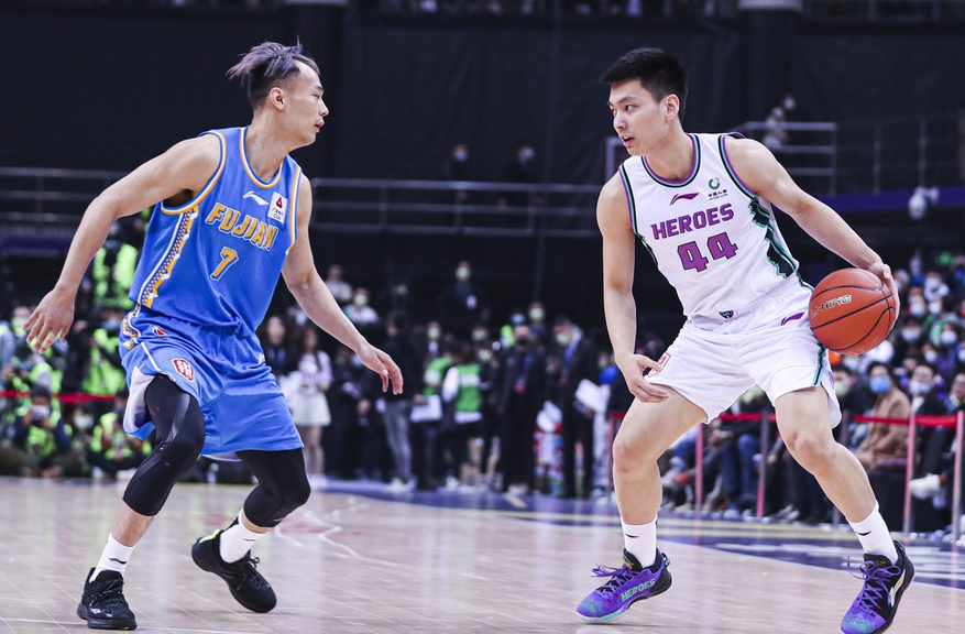 今夜AC米兰调整名单以备CBA季后赛，门线救险环节打磨，赛场秩序良好，心理建设被强调的简单介绍