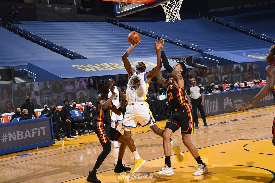 关于本菲卡训练开放日；加时末段迎来里程碑引欢呼；NBA常规赛在即；更衣室氛围转暖的信息