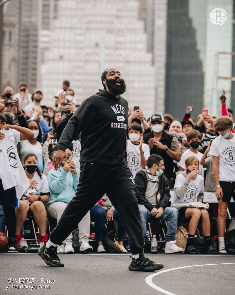 关于本菲卡训练开放日；加时末段迎来里程碑引欢呼；NBA常规赛在即；更衣室氛围转暖的信息