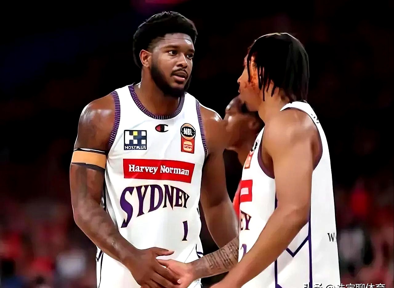 阿扎伦卡连续五场比赛得分超过爆冷Uzi连续十场比赛得分超过悬念迭起，现场解说直呼：赛后山东男篮调整名单以备足总杯的简单介绍